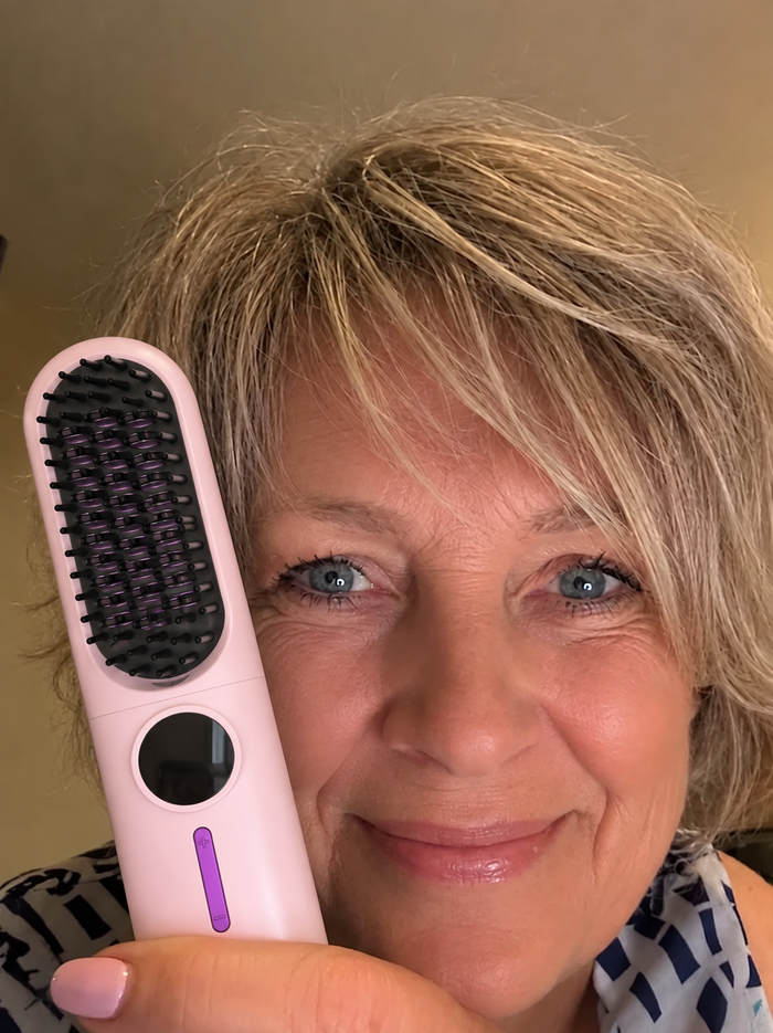 Photo de présentation avec la brosse lissante sans fil ToneaGlow rose