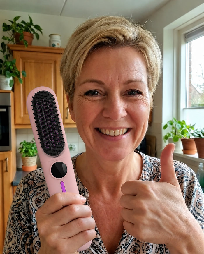 Photo de présentation avec la brosse lissante sans fil ToneaGlow rose