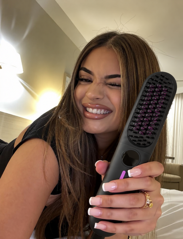 Photo de présentation avec la brosse lissante sans fil ToneaGlow noire