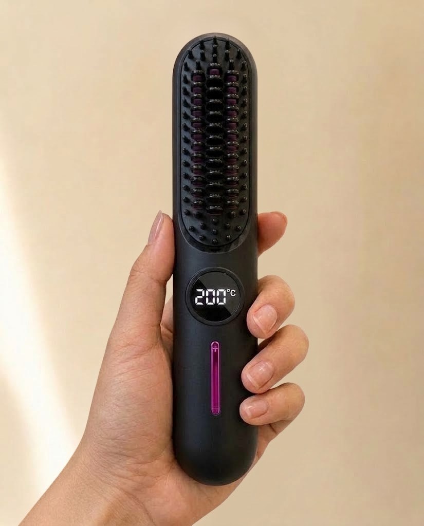 Brosse lissante sans fil tenue en main, écran de température