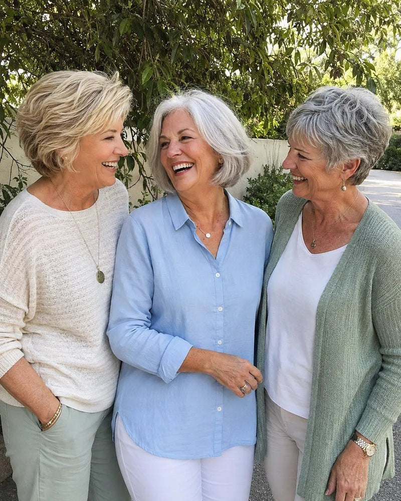 Trois amies souriantes