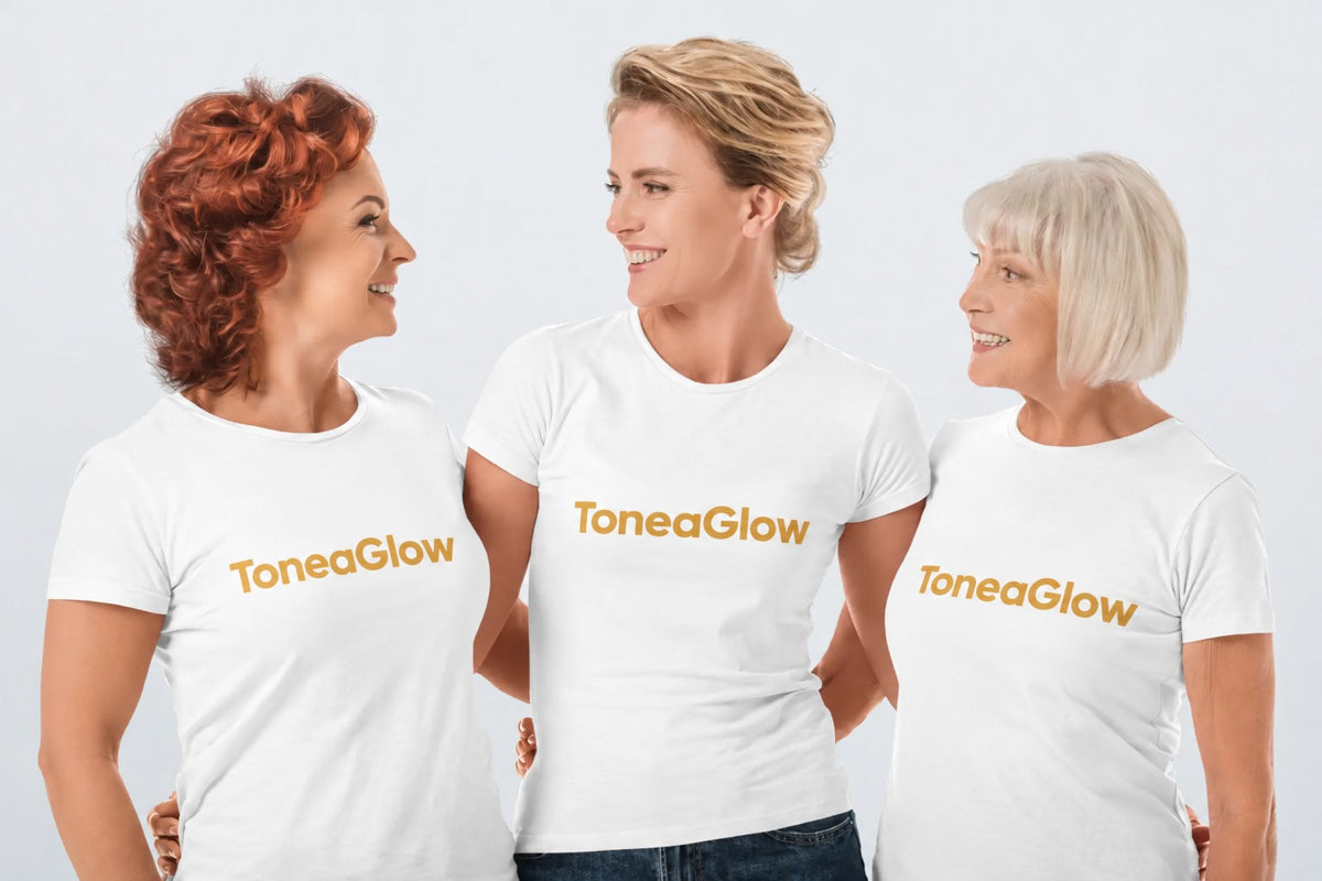 Drei zufriedene Kundinnen in ToneaGlow T-Shirts
