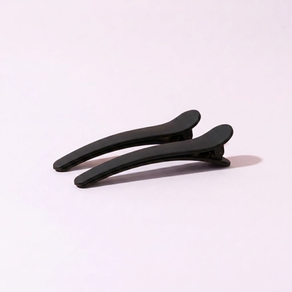 Deux pinces à cheveux noires sur fond lilas